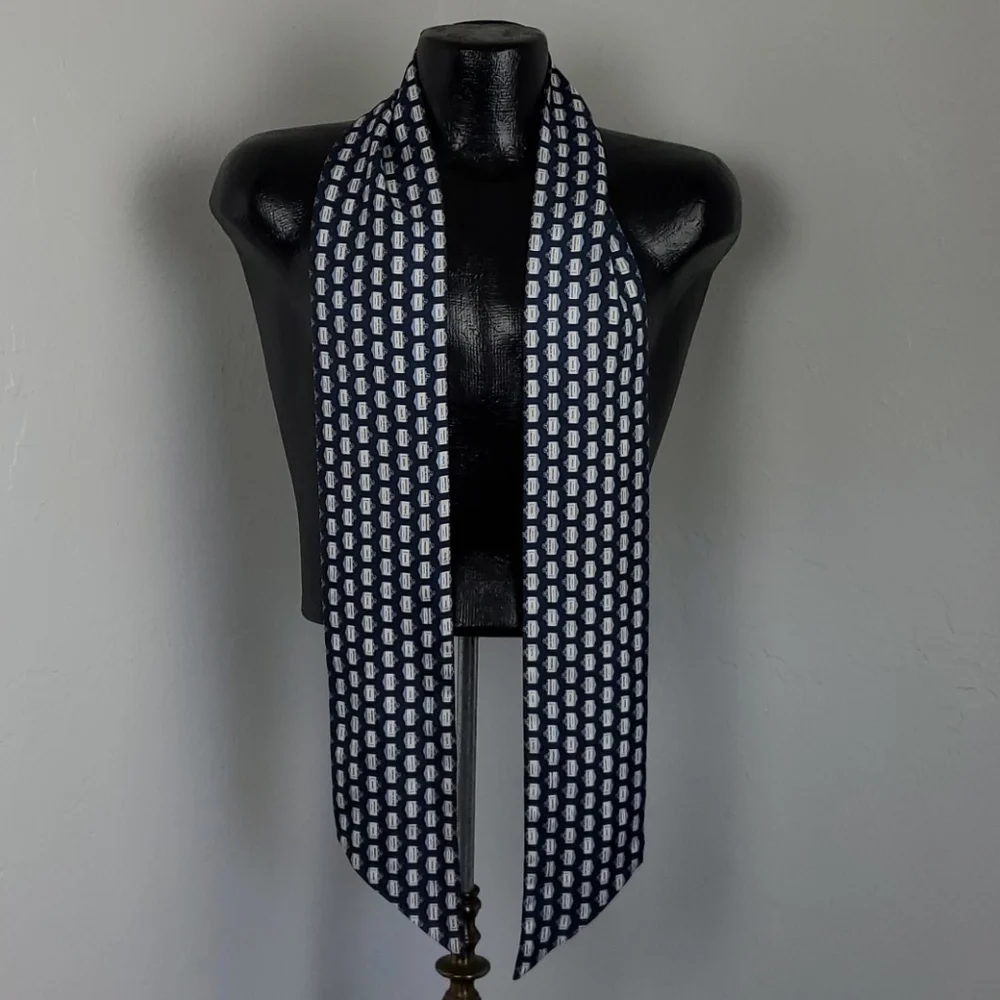 Vineyard Vines Martha's Vineyard Blue White scarf